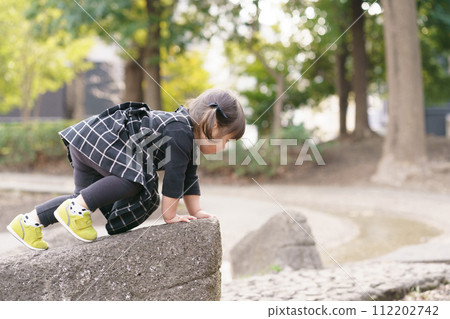 在公園玩耍的小女孩 在公園玩耍的小女孩 112202742