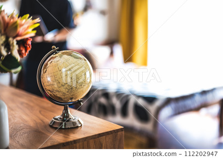 有古色古香的地球儀的室 有古色古香的地球儀的室 112202947