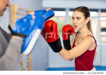 Woman training in gym 112203044