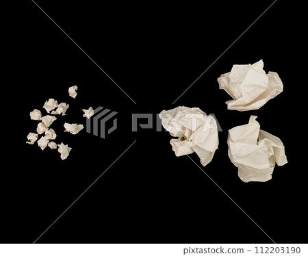 弄皺的紙屑,大的和小的 弄皺的紙屑,大的和小的 112203190