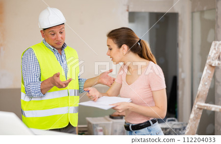 Conflict between annoyed woman architect and foreman 112204033