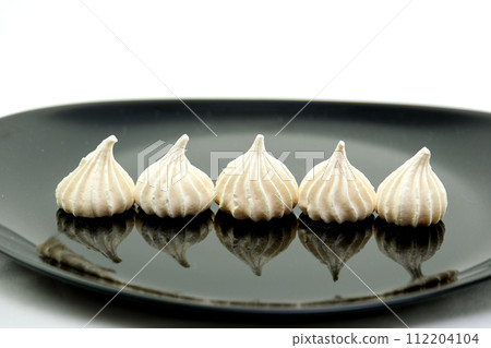 Meringue. sweet meringues. Meringue tray. Close up photo of meringues. Dessert Background.Merengue 112204104