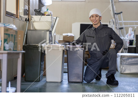 A young man wearing work clothes 112205011