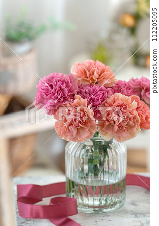 母親節康乃馨插在花瓶裡 112205095