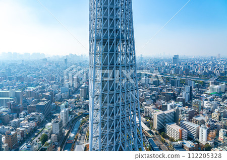 [東京] 從東塔看過去的東京晴空塔和城市景觀 112205328