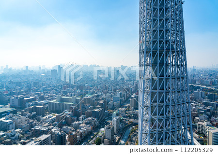 [東京] 從東塔看過去的東京晴空塔和城市景觀 112205329
