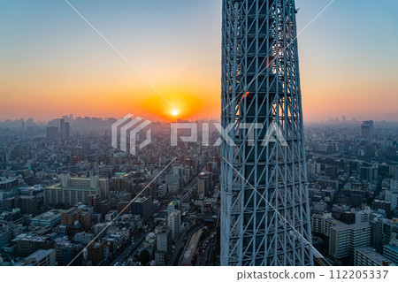 [東京]東京晴空塔和從東塔看到的黃昏的城市景觀 112205337