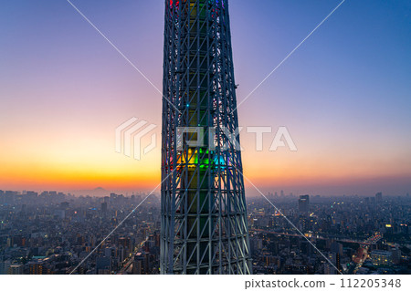 [Tokyo] Tokyo Skytree and the cityscape at dusk seen from the East Tower 112205348