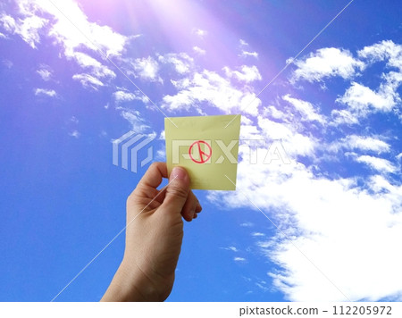 hand holding a white paper 112205972