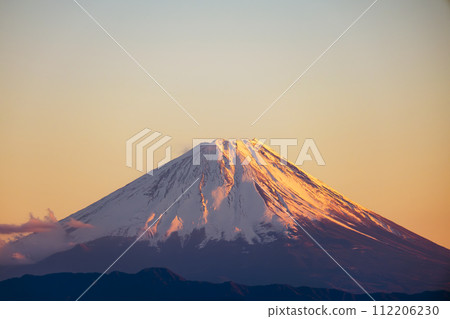 “紅富士”,仲冬傍晚的富士山,白雪覆蓋的山坡被陽光染成淡紅色,2024 年 1 月 “紅富士”,仲冬傍晚的富士山,白雪覆蓋的山坡被陽光染成淡紅色,2024 年 1 月 112206230