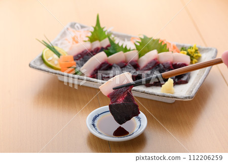 Kishu Taiji Port Dolphin sashimi, freshly caught (unfrozen) local cuisine, Taiji Town, Wakayama Prefecture 112206259
