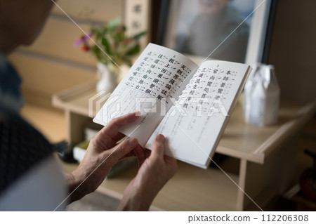 老婦人在佛壇前念經 112206308