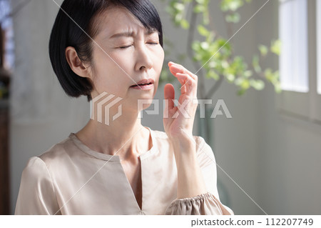 Middle female headache 112207749