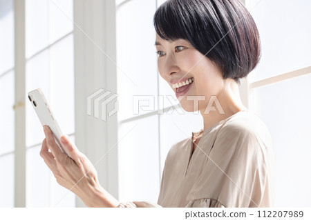 使用智能手機的中年婦女 112207989