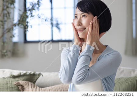 Middle-aged women who feel the moisture of their skin Middle-aged women who feel the moisture of their skin 112208221