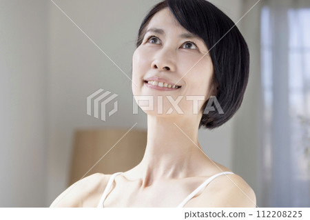 感覺皮膚水分的中年女人 感覺皮膚水分的中年女人 112208225