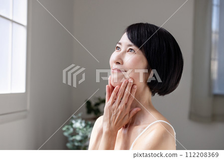 感覺皮膚水分的中年女人 112208369