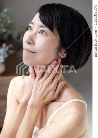 感覺皮膚水分的中年女人 感覺皮膚水分的中年女人 112208370