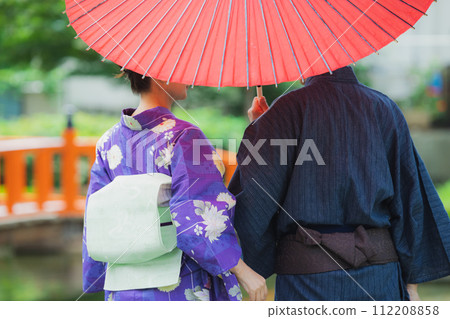 穿著浴衣的中年夫婦 112208858