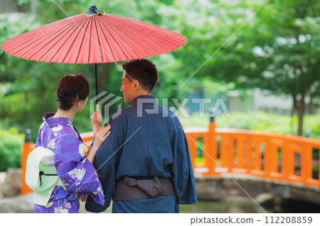 穿著浴衣的中年夫婦 112208859