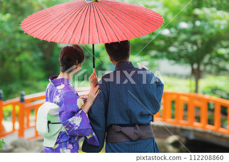 穿著浴衣的中年夫婦 穿著浴衣的中年夫婦 112208860