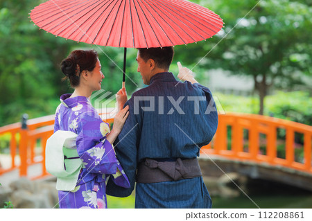 穿著浴衣的中年夫婦 穿著浴衣的中年夫婦 112208861