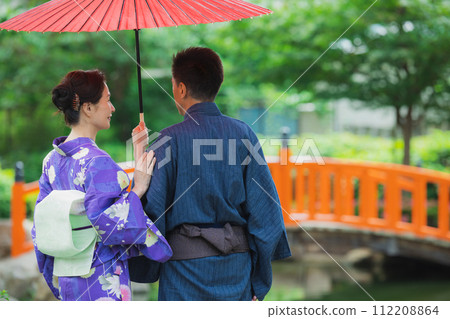 穿著浴衣的中年夫婦 112208864
