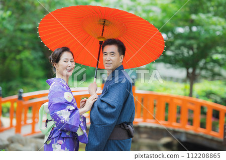 穿著浴衣的中年夫婦 112208865