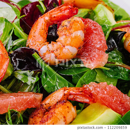 Healthy fresh salad with shrimps, avocado and grapefruit 112209859