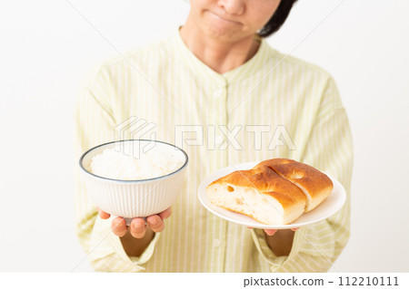 A middle-aged woman worries about having bread and rice 112210111