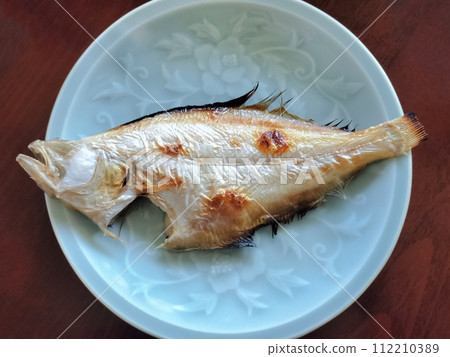 烤比目魚乾燥過夜 烤比目魚乾燥過夜 112210389