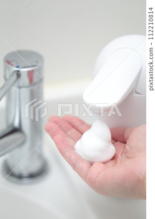 女人用洗手液洗手 112210814