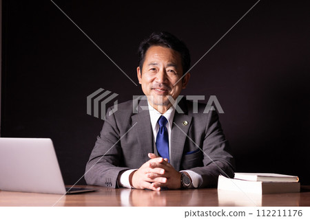 商人 律師 交給我們 112211176