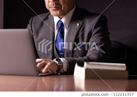 商人律師在手邊 112211357