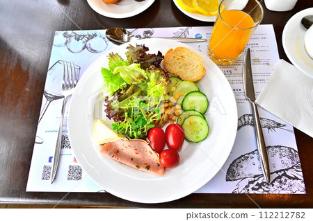 Stylish breakfast 112212782