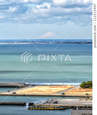 從千葉縣銫子市飯岡岬眺望太平洋和富士山 112213497