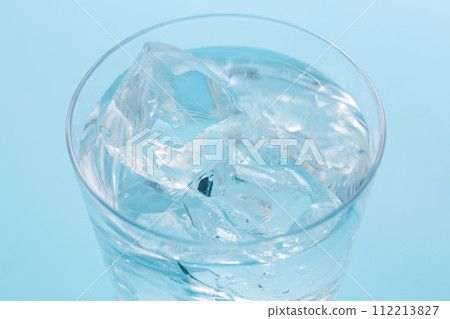 冰和水進入玻璃 冰和水進入玻璃 112213827