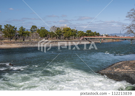 從關電宇治發電站排水渠流入宇治川的水 112213839