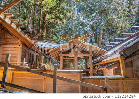 [Nishina Shinmei Shrine] Main shrine, fishing shop, middle gate [National Treasure] 112214284