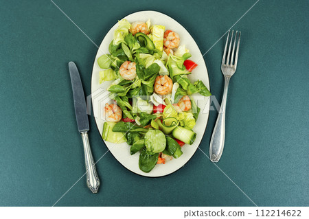 Vegetable salad with shrimp. 112214622