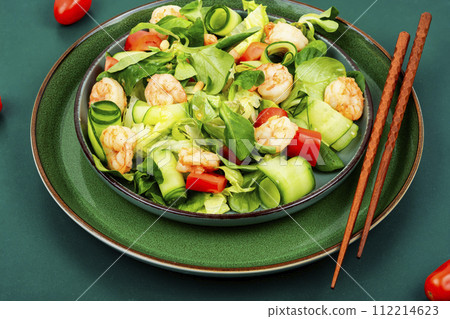 Delicious fresh salad with prawns 112214623