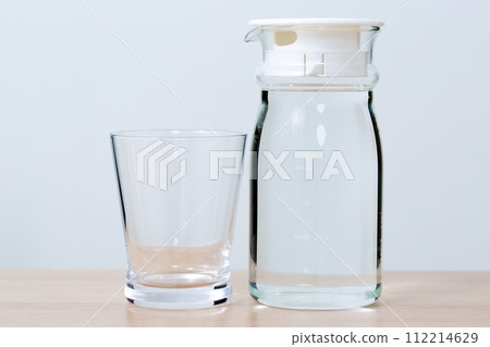 pitcher of water and glass pitcher of water and glass 112214629