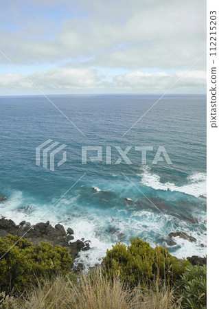 Australia's Great Ocean Road, with its oceans, cliffs and amazing scenery. 112215203