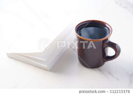 一邊喝咖啡一邊看書的圖片 112215378