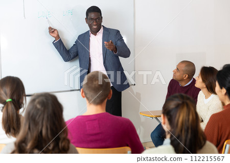 Coach conducts training for entrepreneurs 112215567