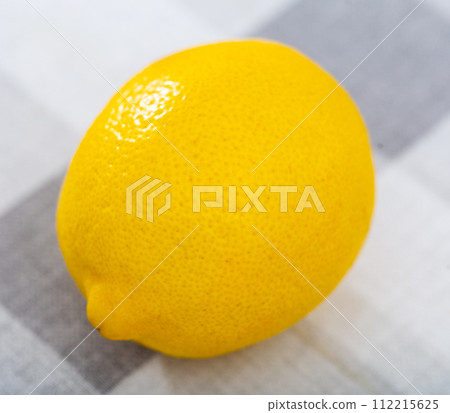 Juicy lemon fruit served to table 112215625