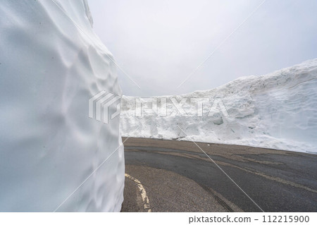 [Early summer material] Snow wall of Norikura Kogen [Nagano Prefecture] 112215900