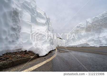 [Early summer material] Snow wall of Norikura Kogen [Nagano Prefecture] 112215906