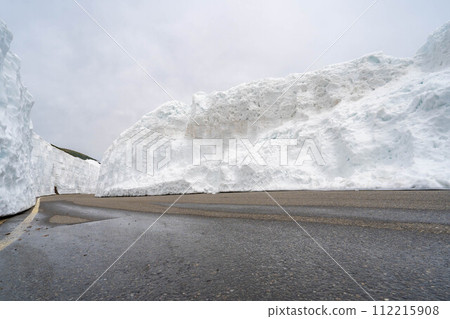 [Early summer material] Snow wall of Norikura Kogen [Nagano Prefecture] 112215908