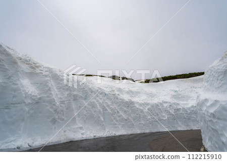 [Early summer material] Snow wall of Norikura Kogen [Nagano Prefecture] 112215910